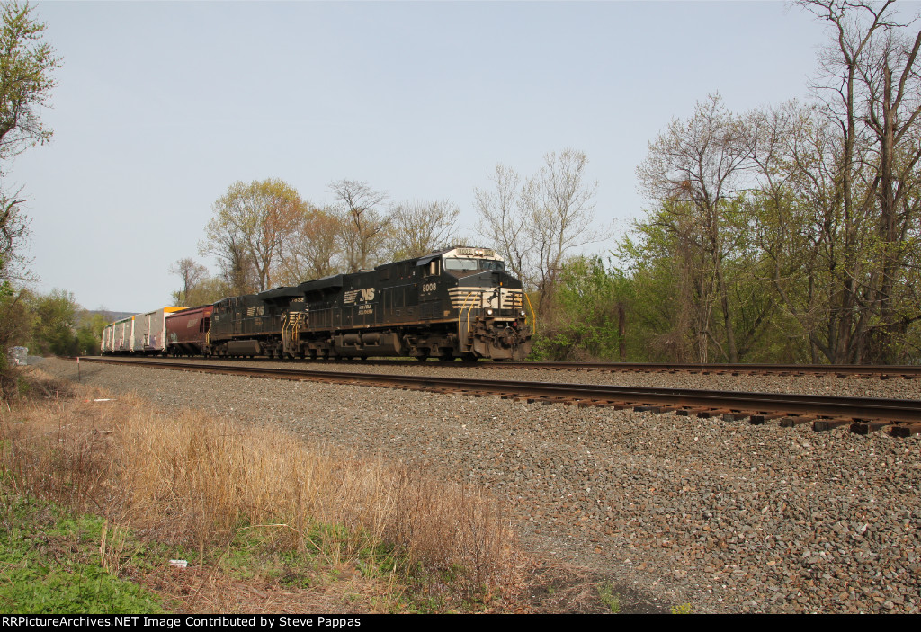 NS 8008 leads train 10K through Cove PA